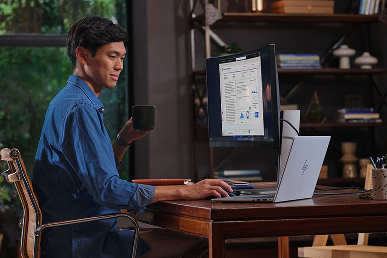 HP EliteBook 8 G1i 14 – Produkt in Nutzung – Im Home-Office